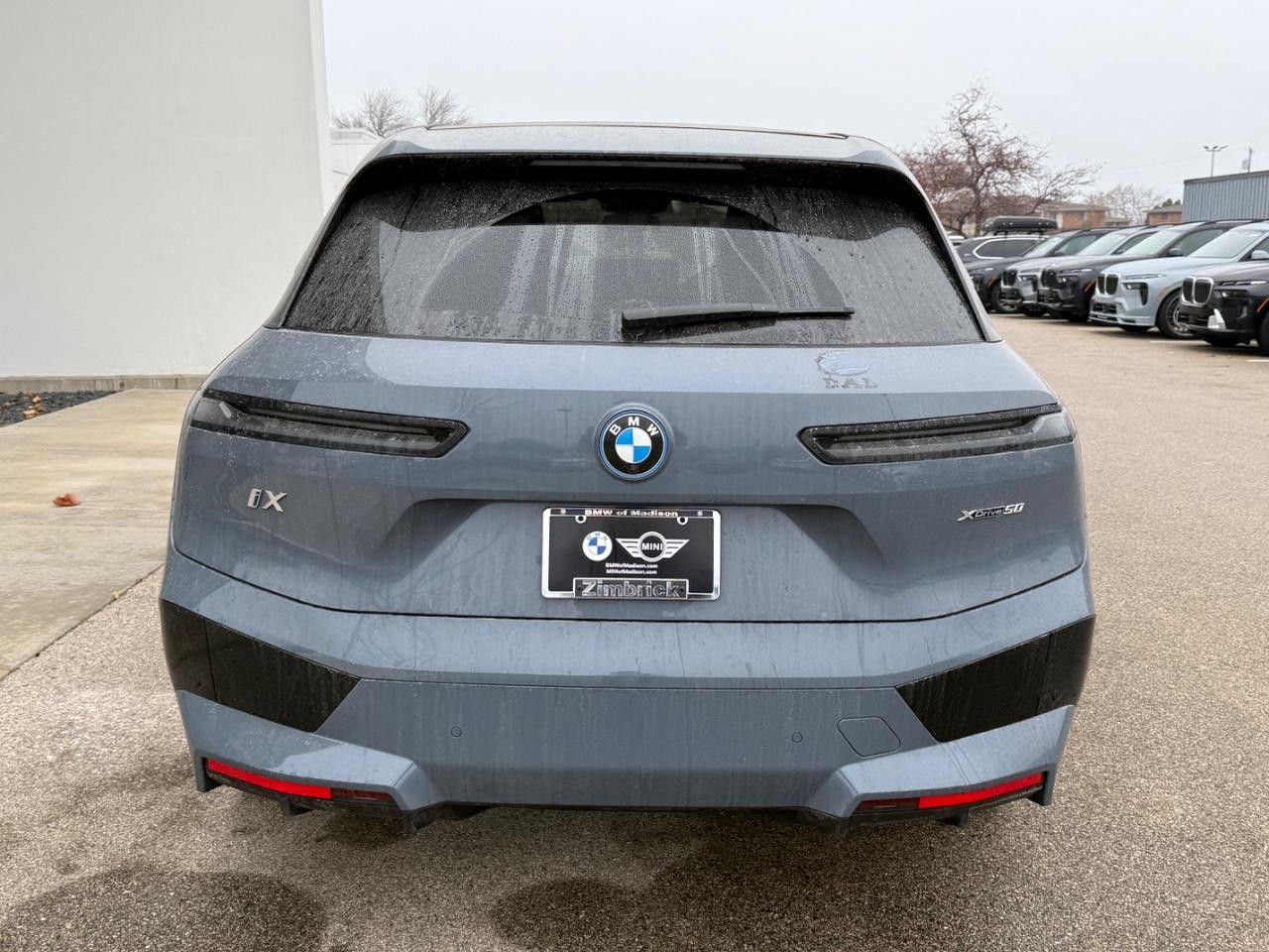 BMW iX Vehicle Image 04