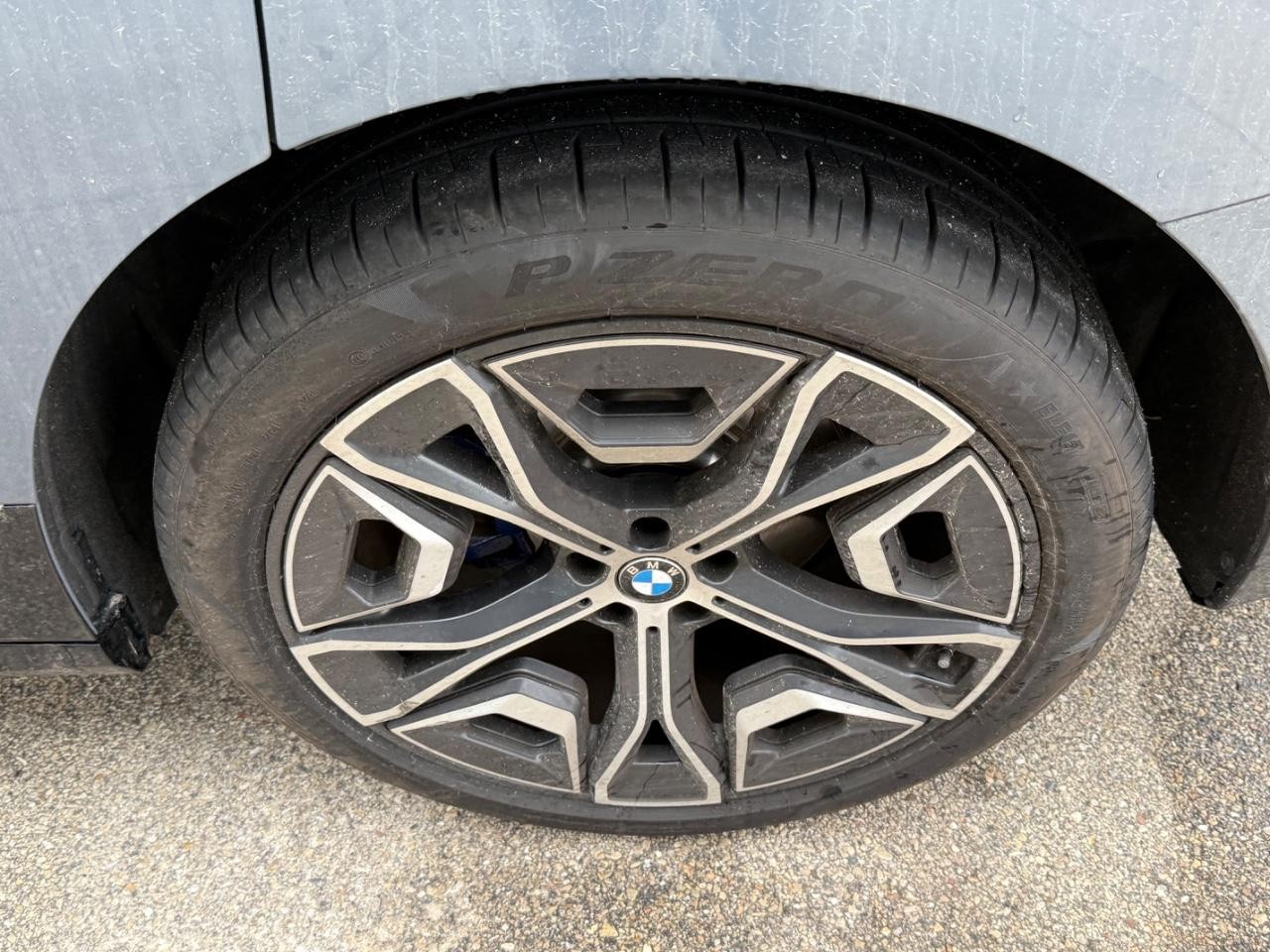 BMW iX Vehicle Image 06