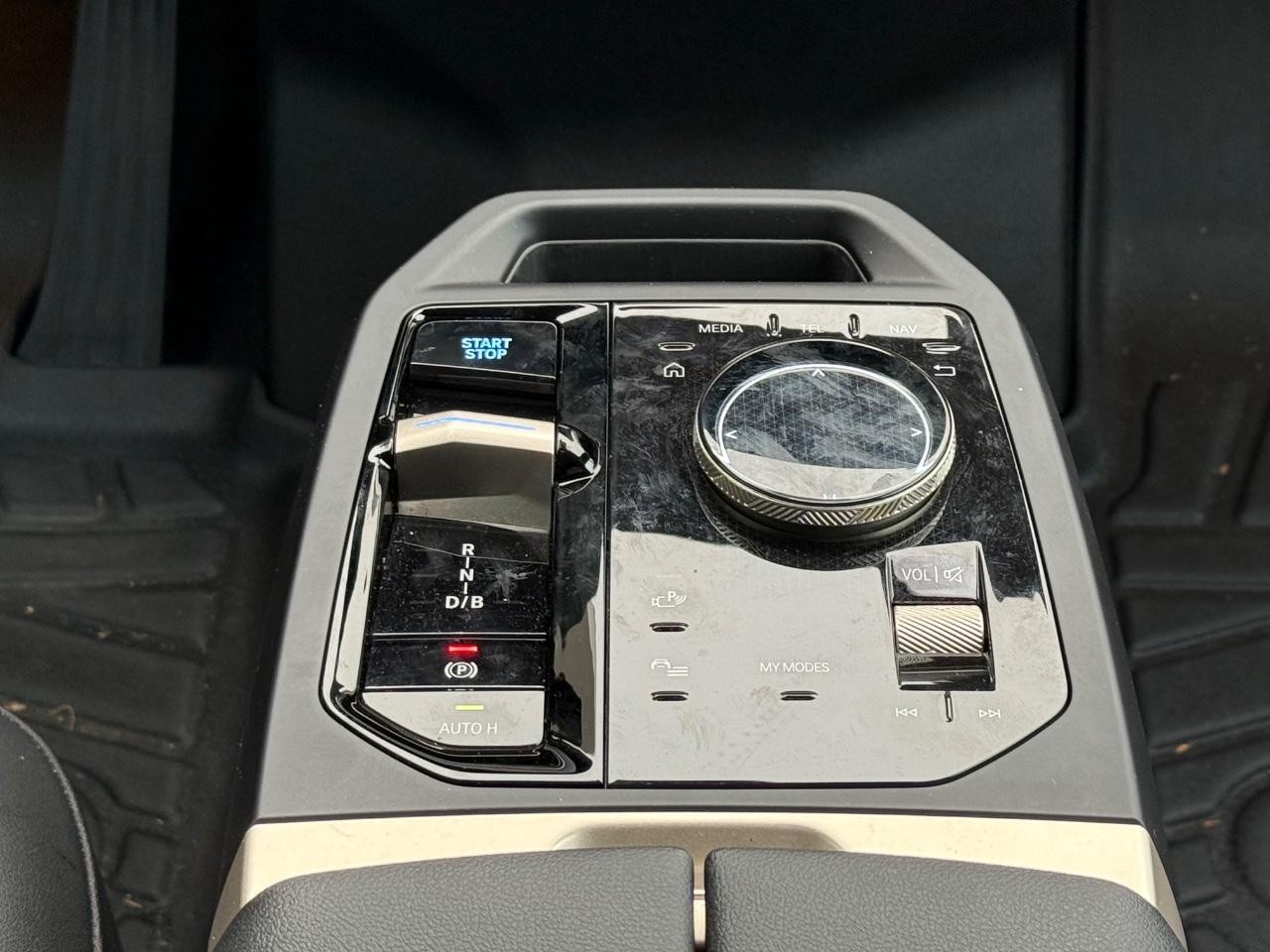 BMW iX Vehicle Image 12