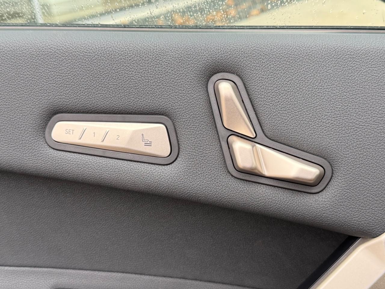 BMW iX Vehicle Image 15