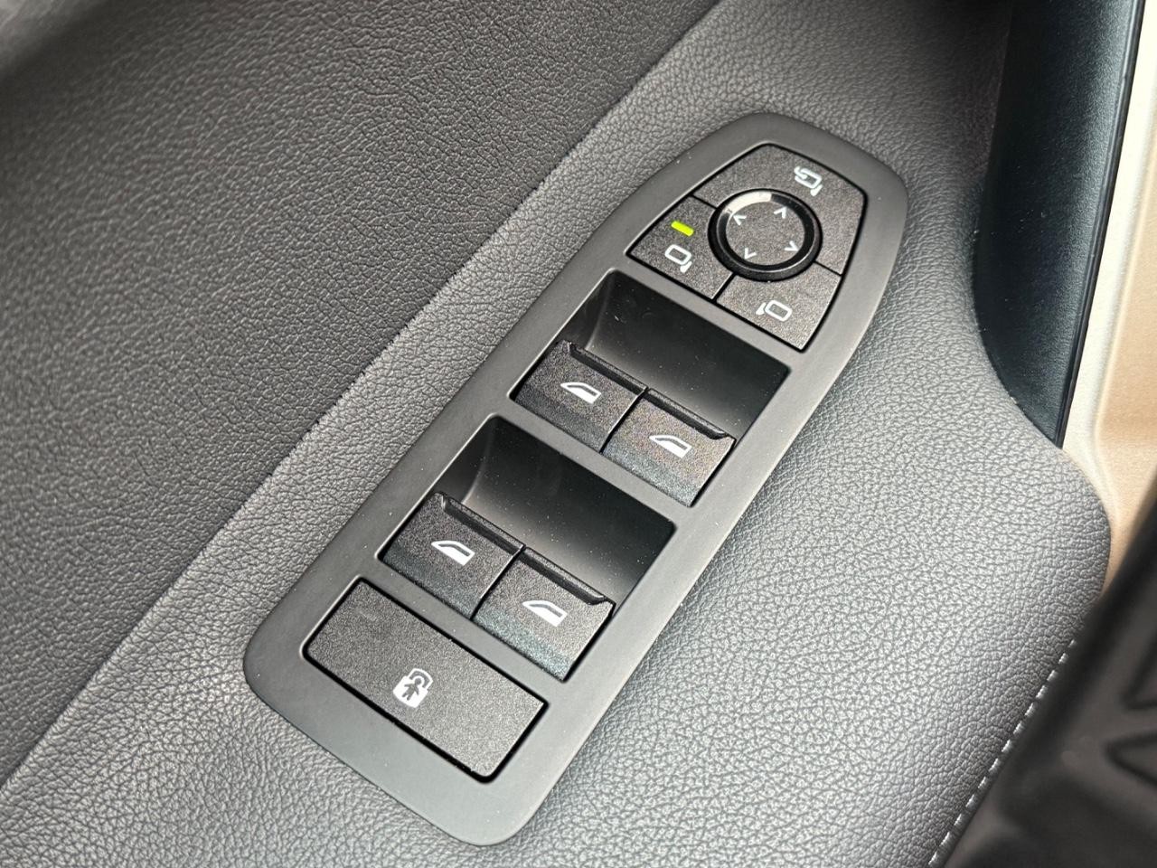 BMW iX Vehicle Image 21