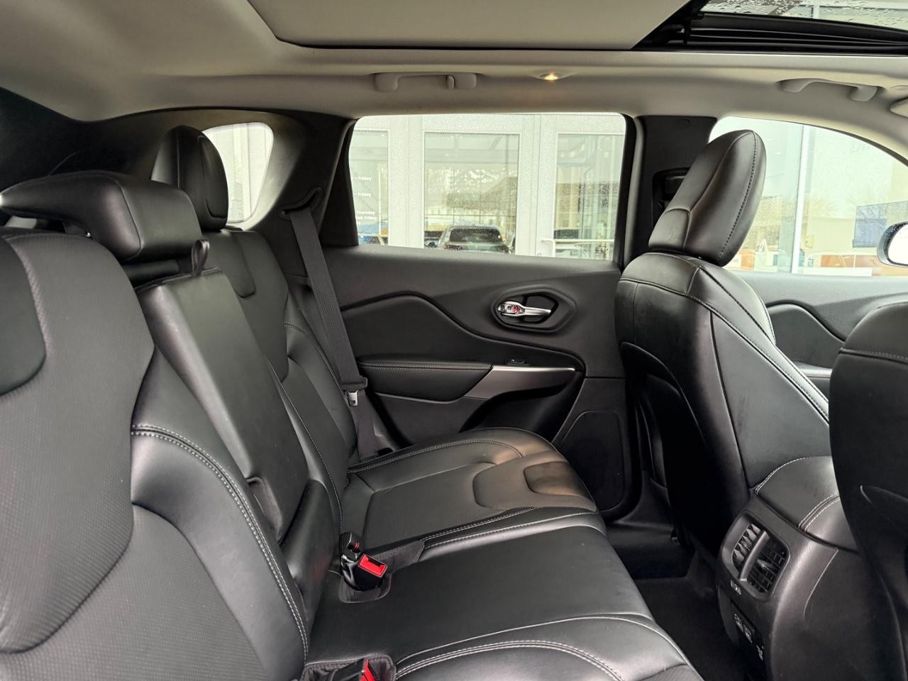 Jeep Cherokee Vehicle Image 09