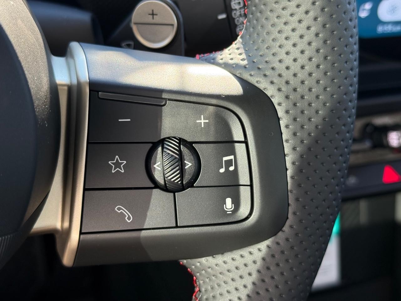 MINI Hardtop 2 Door Vehicle Image 12