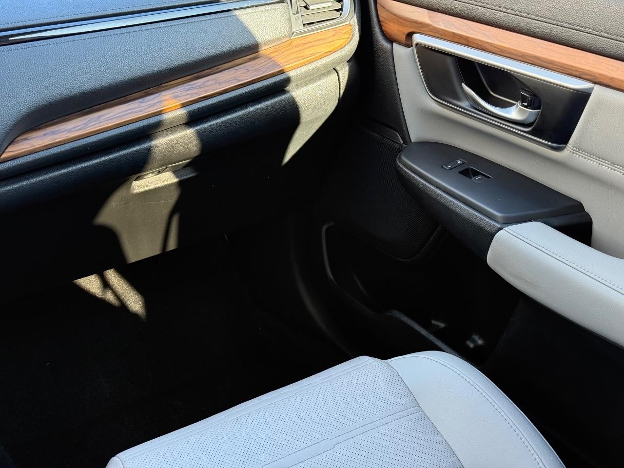 Honda CR-V Hybrid Vehicle Image 14