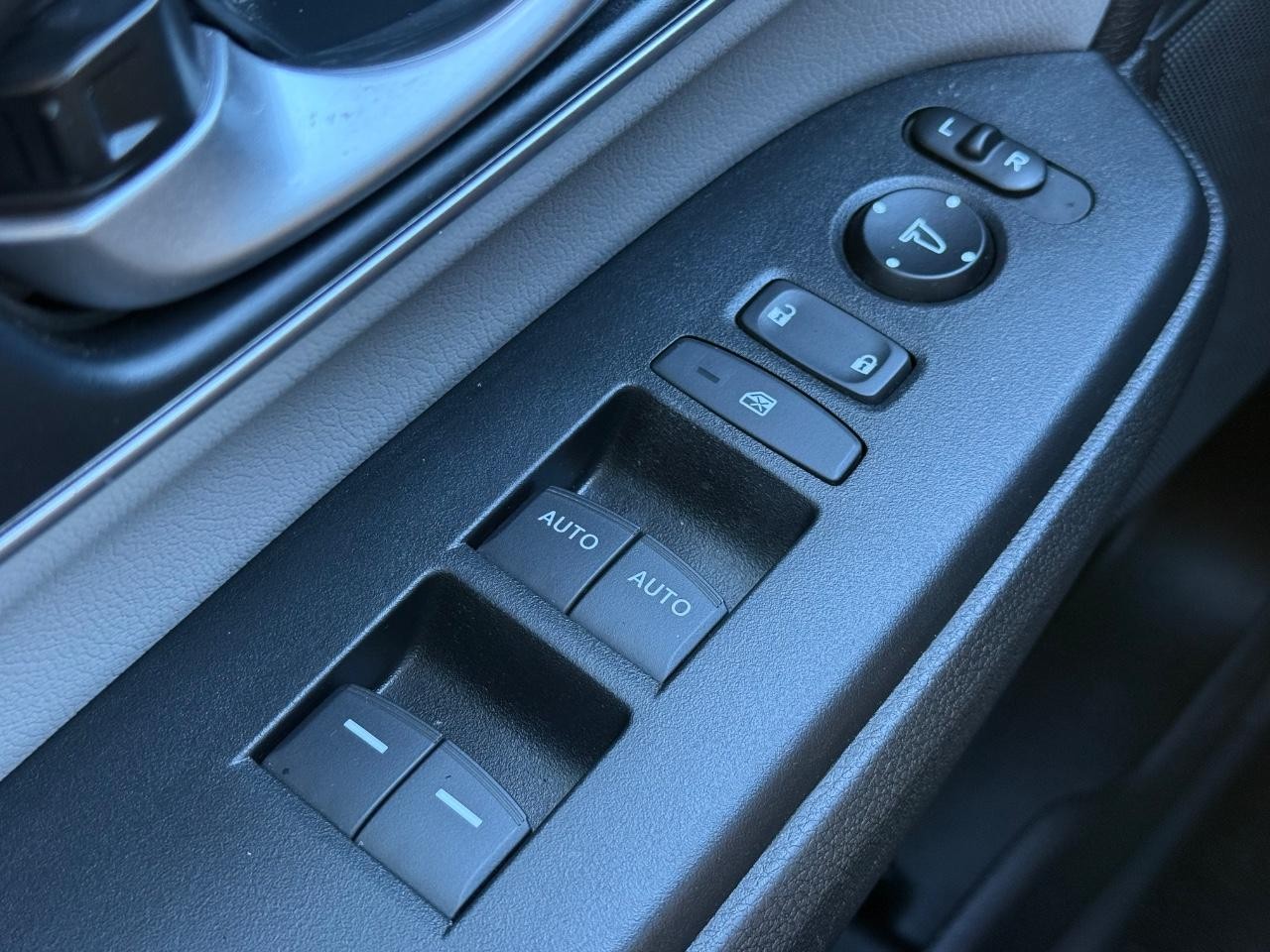 Honda CR-V Hybrid Vehicle Image 21