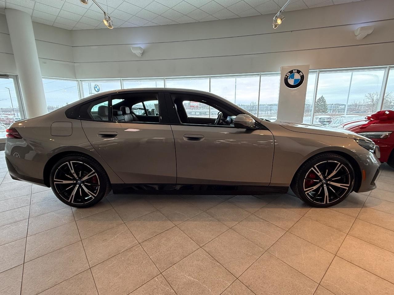 BMW 5 Series Vehicle Image 02