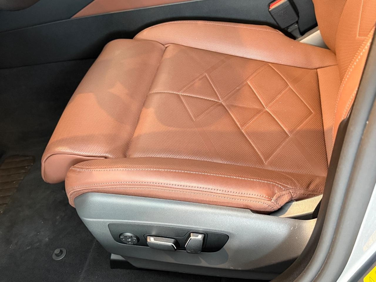 BMW 5 Series Vehicle Image 24