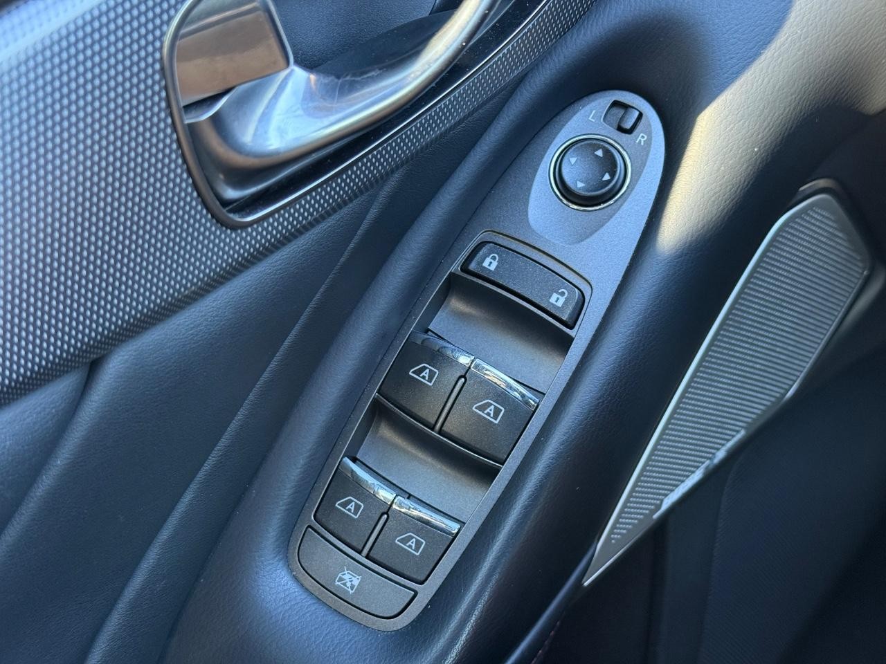 INFINITI Q50 Vehicle Image 20