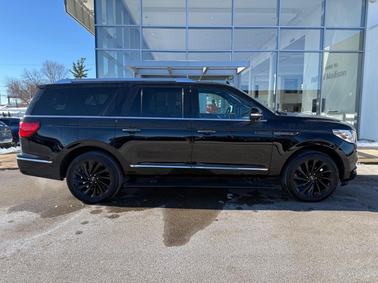 Lincoln Navigator L Vehicle Image 02