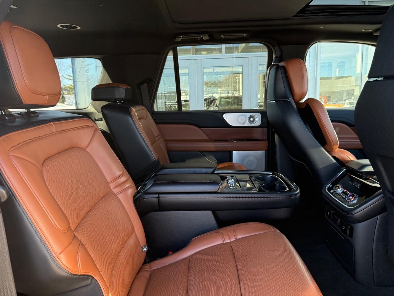 Lincoln Navigator L Vehicle Image 09