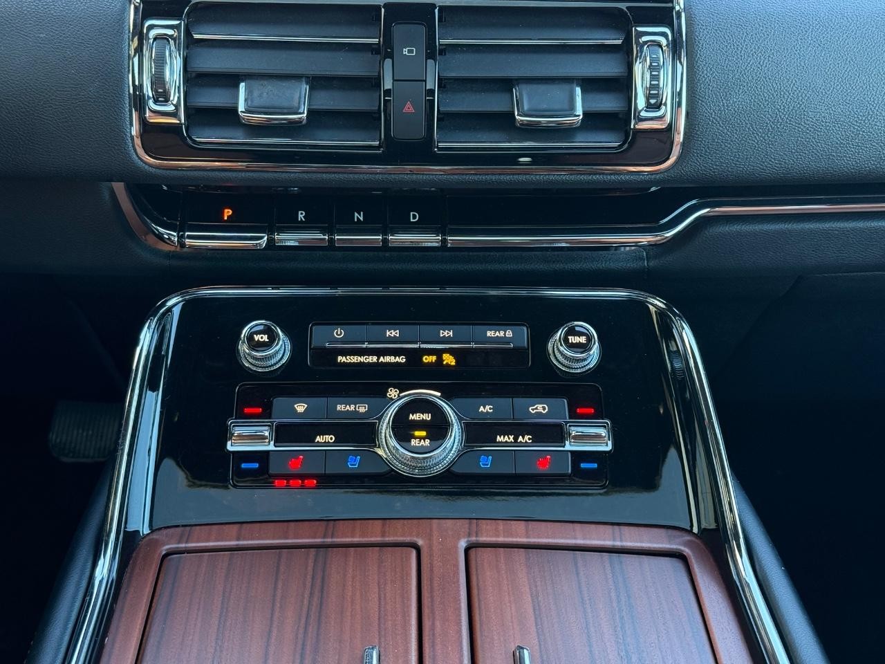 Lincoln Navigator L Vehicle Image 12