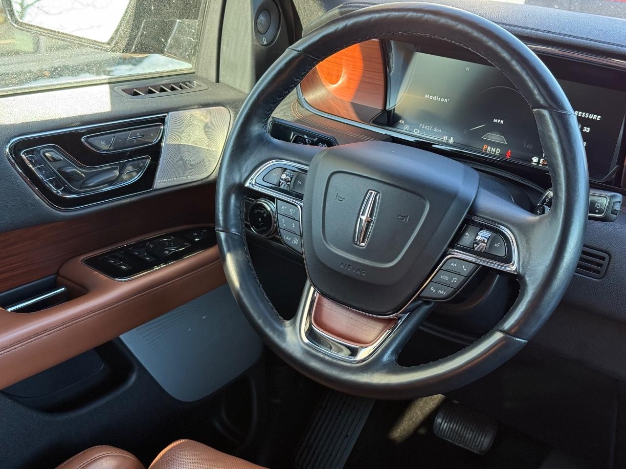 Lincoln Navigator L Vehicle Image 13