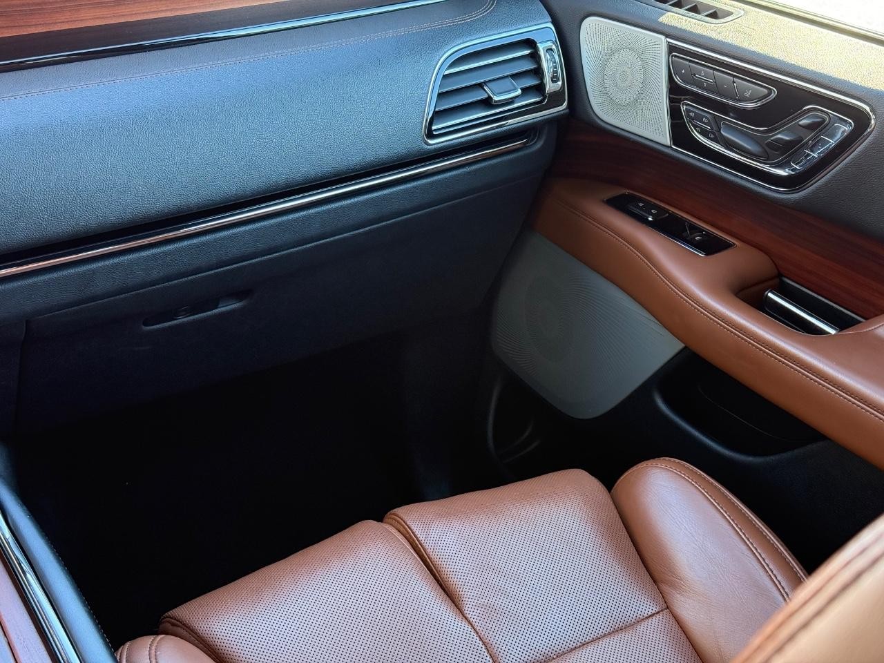 Lincoln Navigator L Vehicle Image 14