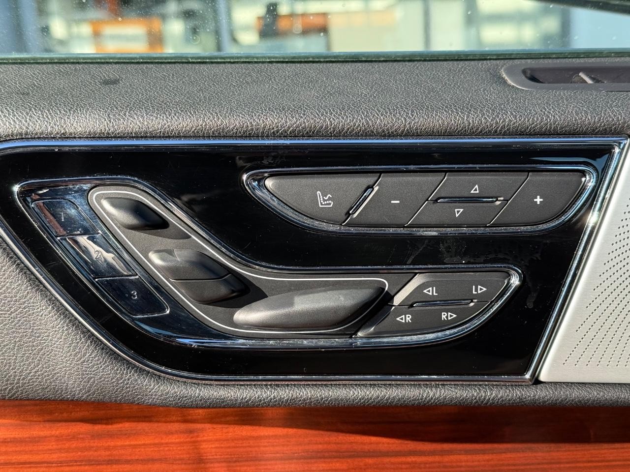 Lincoln Navigator L Vehicle Image 15