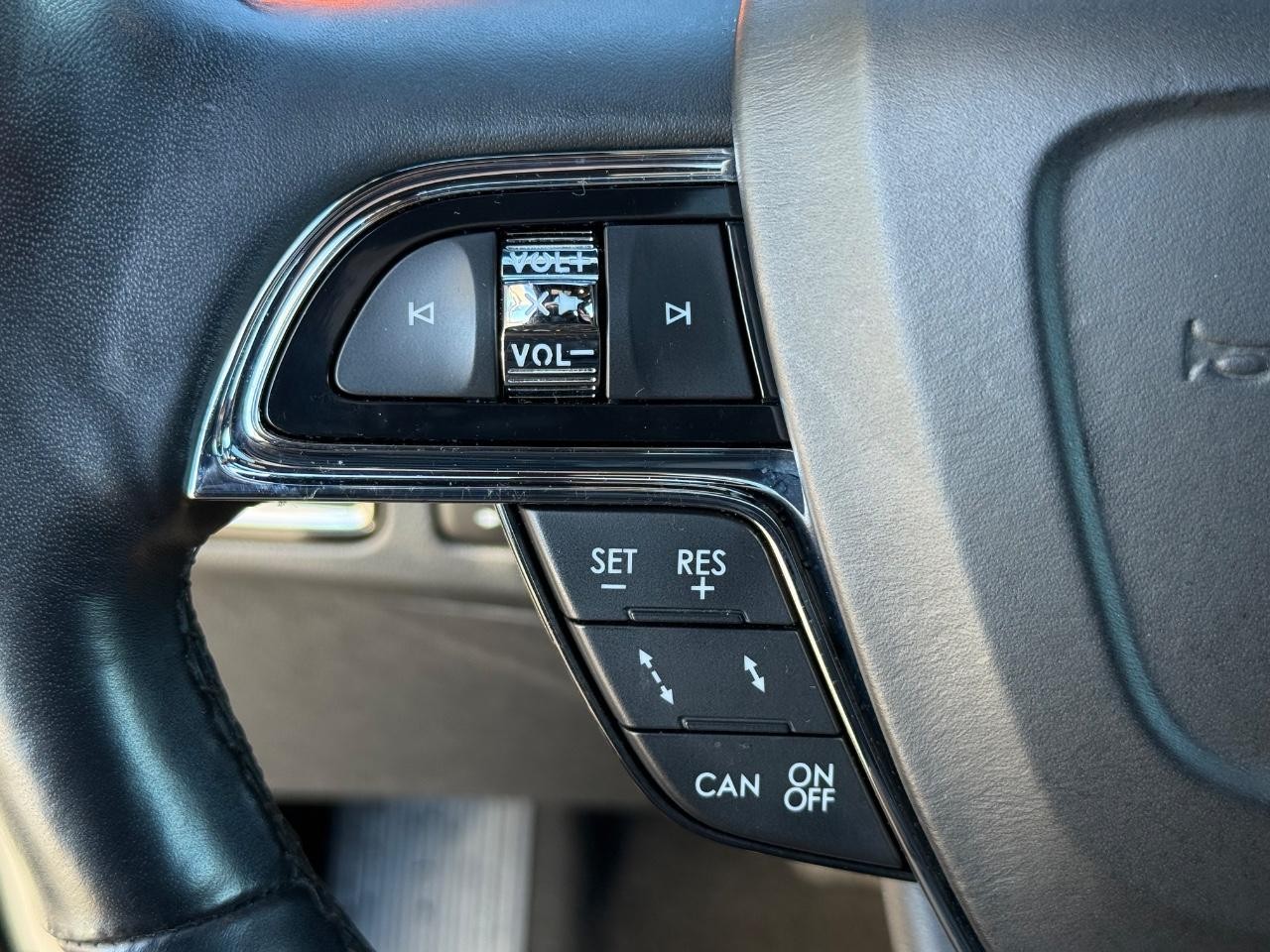 Lincoln Navigator L Vehicle Image 16