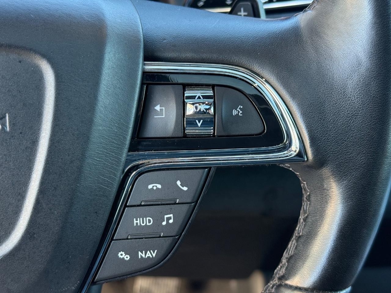 Lincoln Navigator L Vehicle Image 17