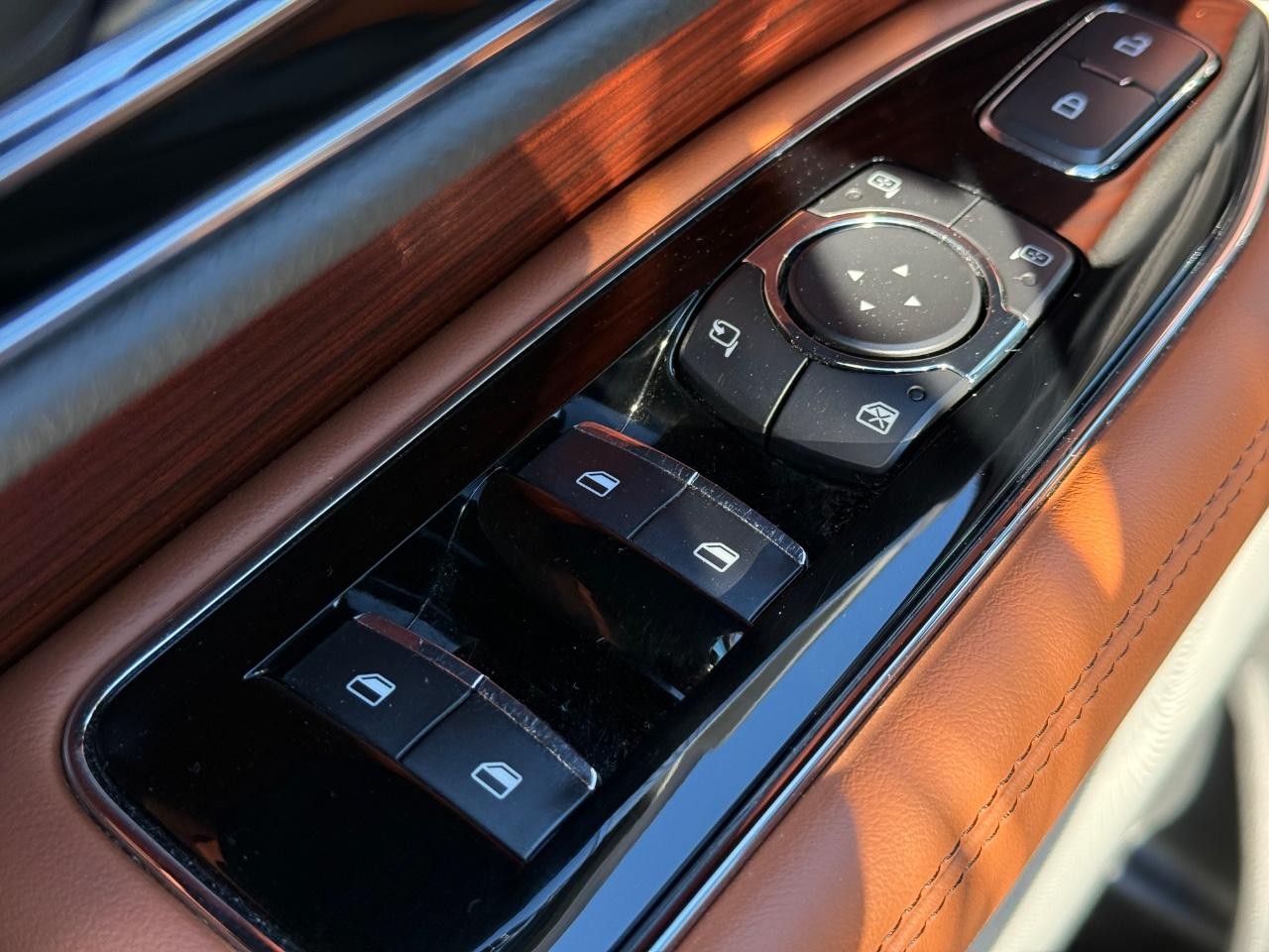 Lincoln Navigator L Vehicle Image 21