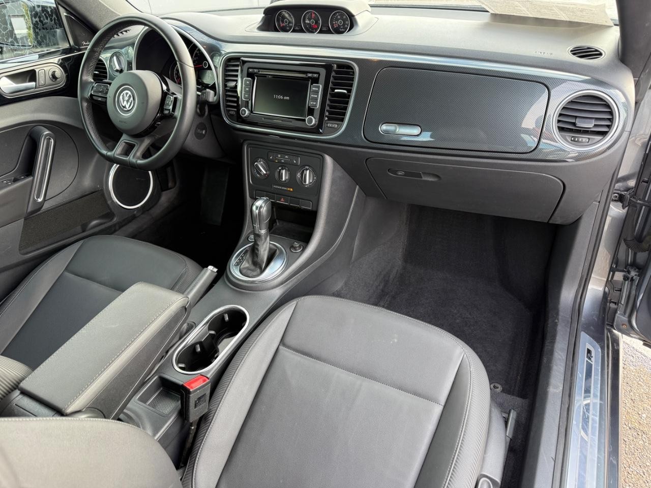 Volkswagen Beetle Convertible Vehicle Image 11