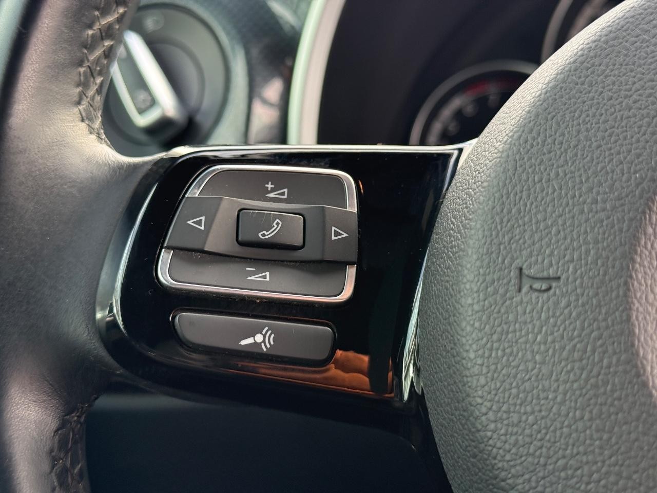 Volkswagen Beetle Convertible Vehicle Image 13