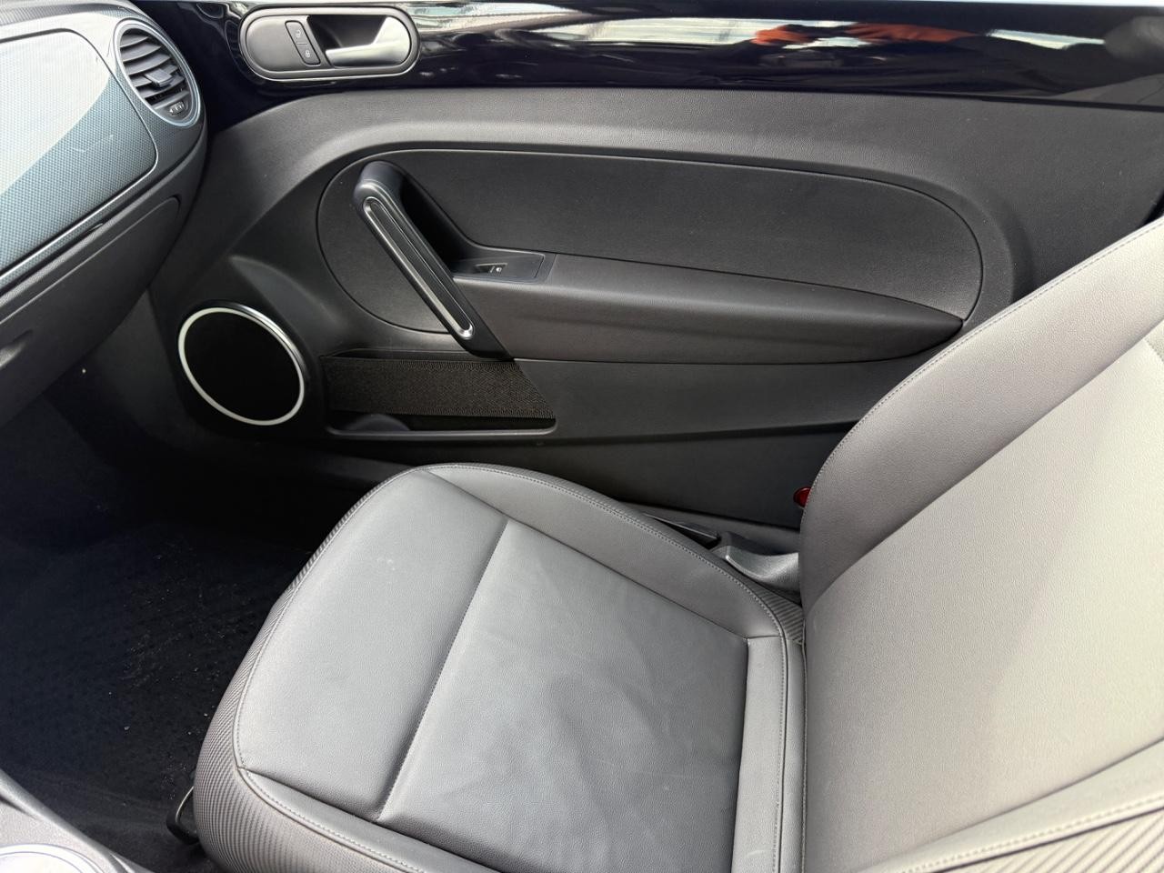 Volkswagen Beetle Convertible Vehicle Image 19