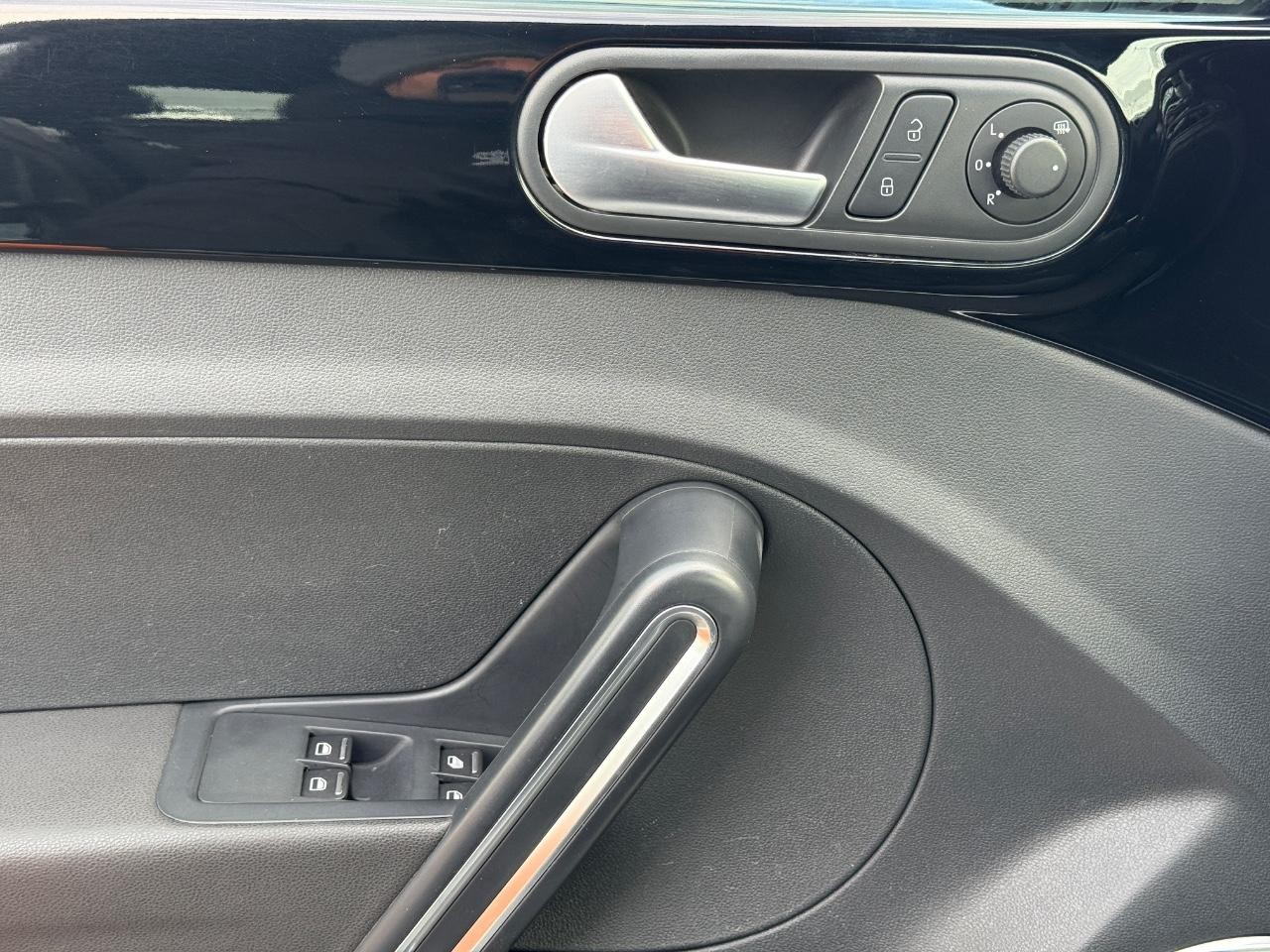 Volkswagen Beetle Convertible Vehicle Image 21