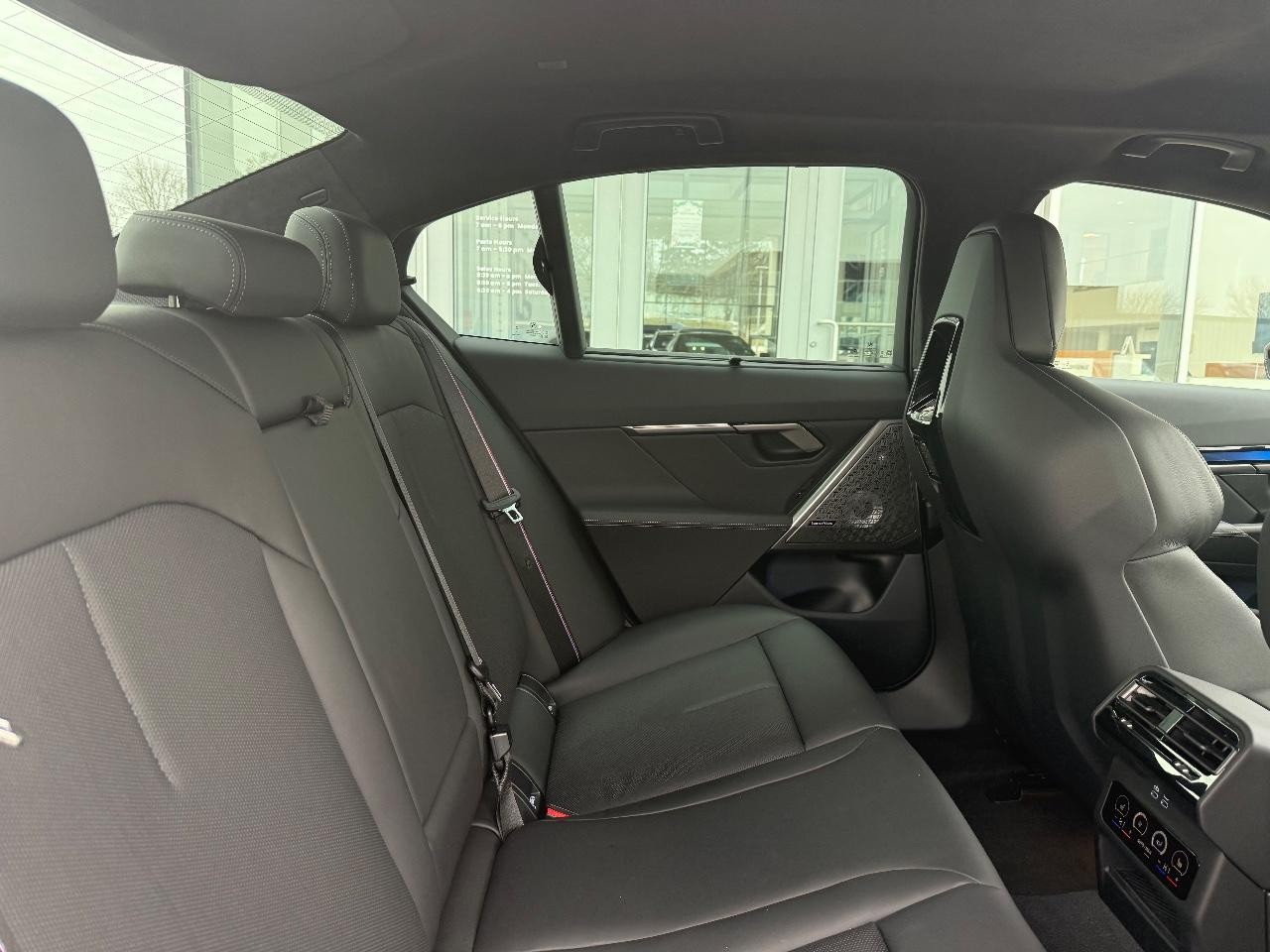 BMW M5 Vehicle Image 10