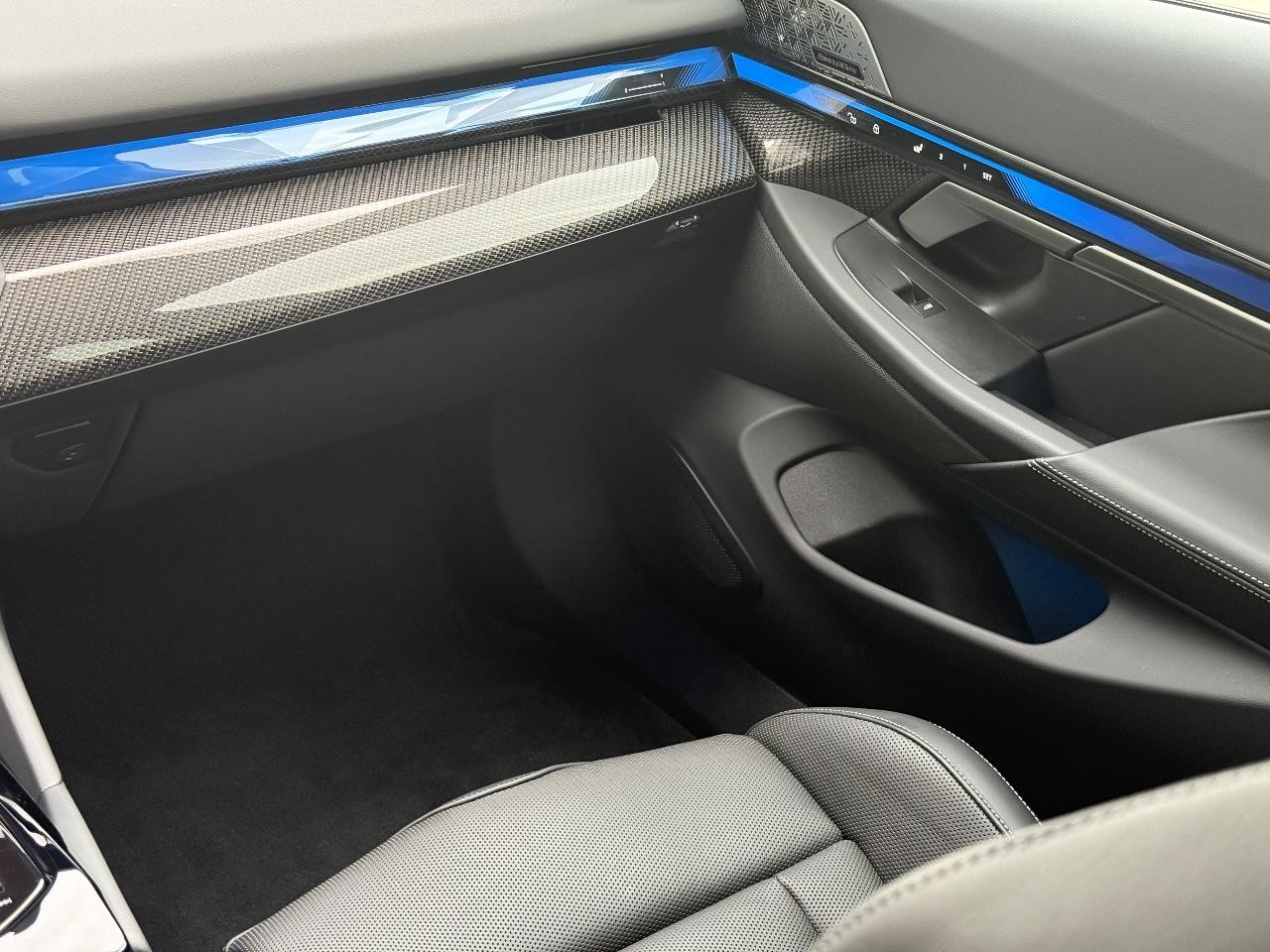 BMW M5 Vehicle Image 15