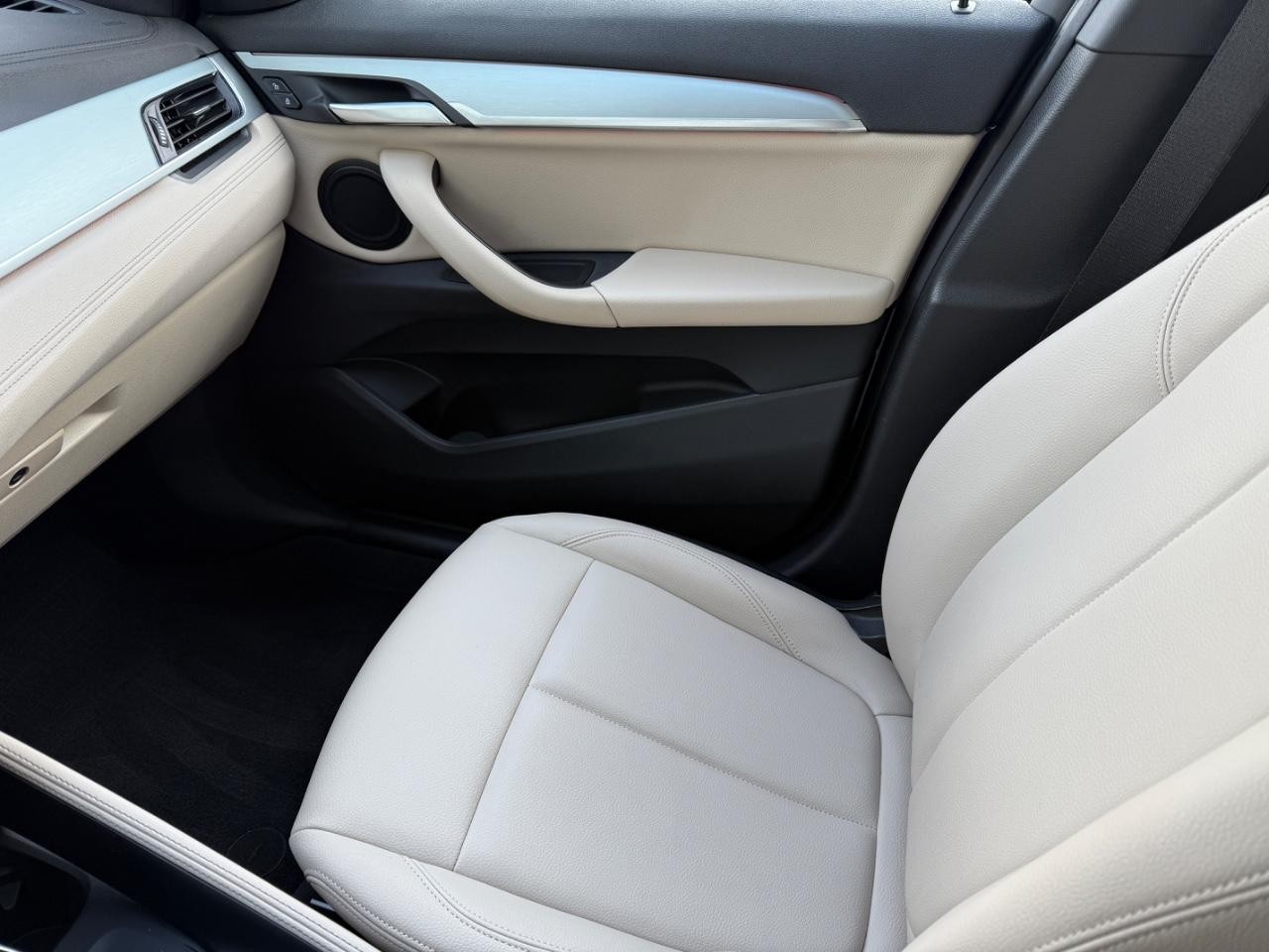 BMW X1 Vehicle Image 22