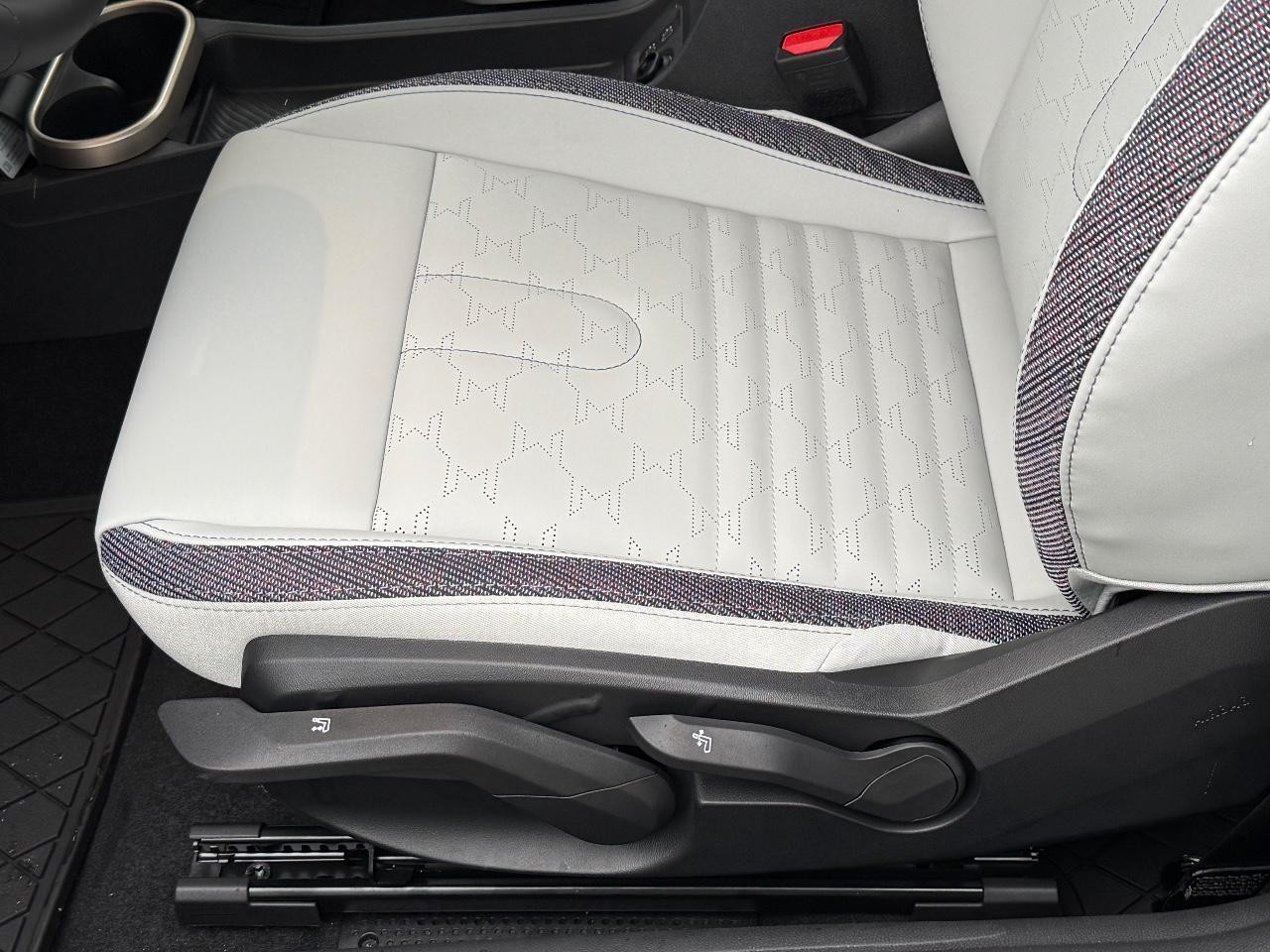 MINI Convertible Vehicle Image 17