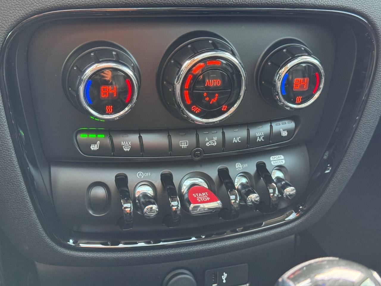 MINI Clubman Vehicle Image 18