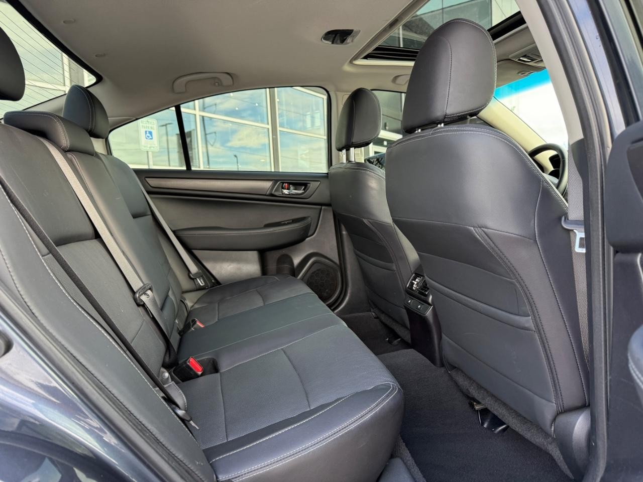 Subaru Legacy Vehicle Image 10