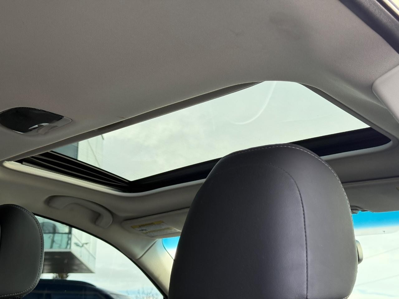 Subaru Legacy Vehicle Image 11