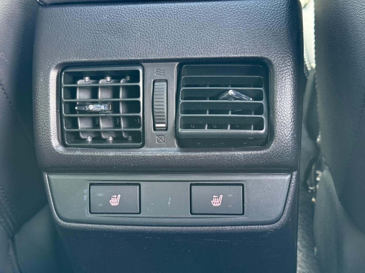 Subaru Legacy Vehicle Image 12