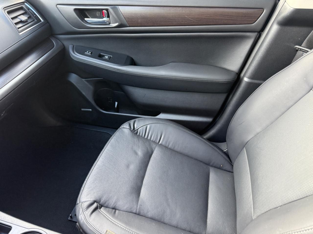 Subaru Legacy Vehicle Image 22