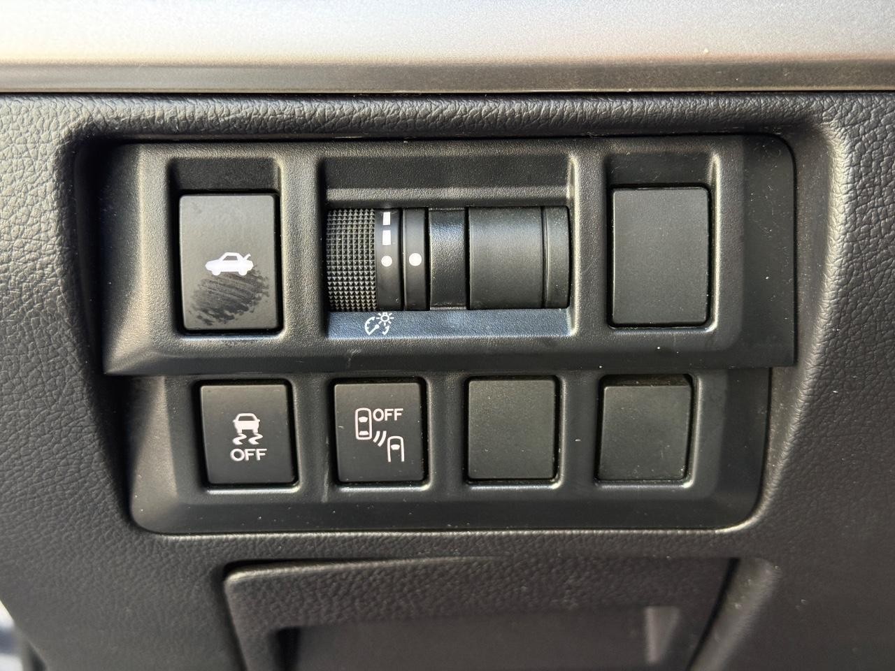 Subaru Legacy Vehicle Image 24