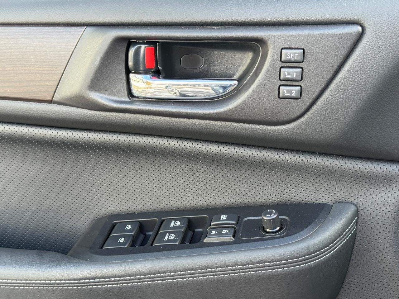 Subaru Legacy Vehicle Image 25