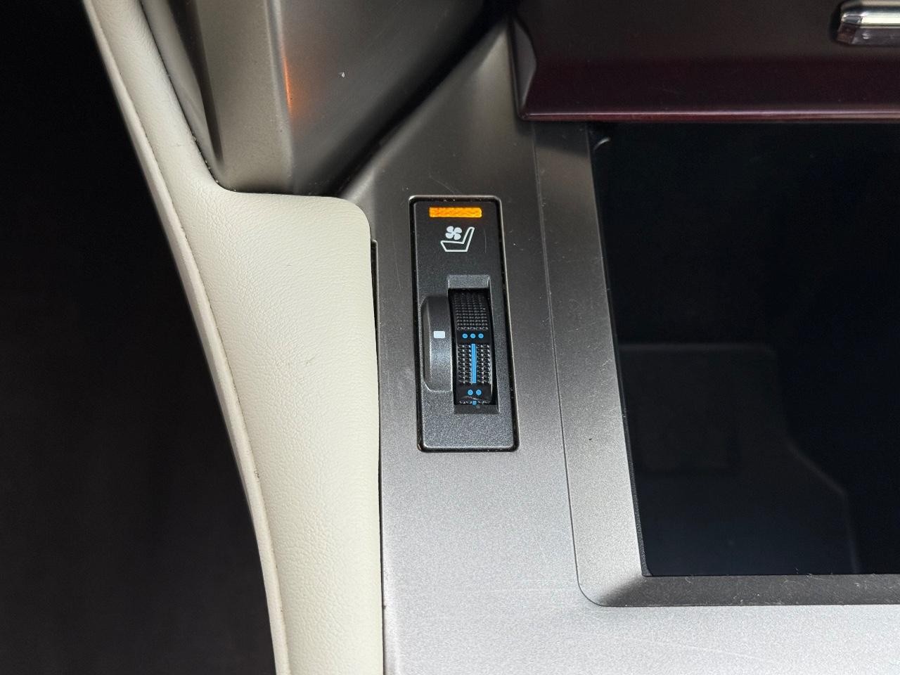 Lexus GX Vehicle Image 19