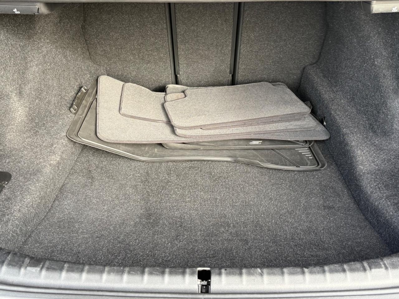 BMW 5 Series Vehicle Full-screen Gallery Image 05