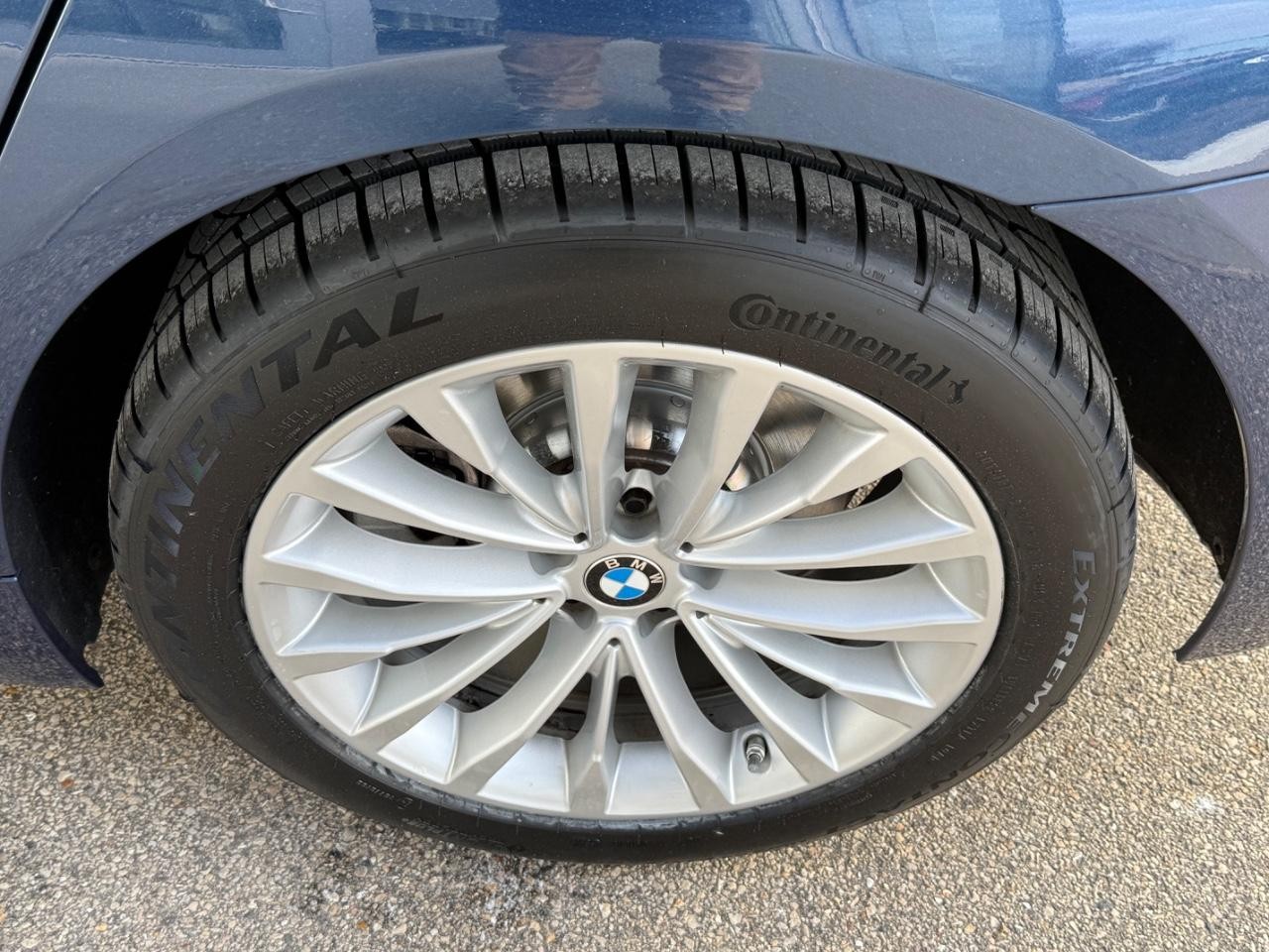 BMW 5 Series Vehicle Full-screen Gallery Image 07