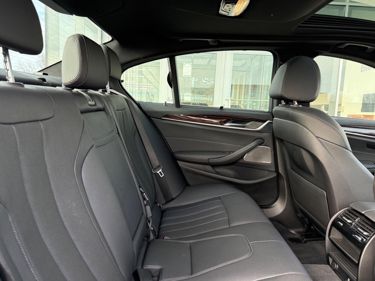 BMW 5 Series Vehicle Full-screen Gallery Image 10