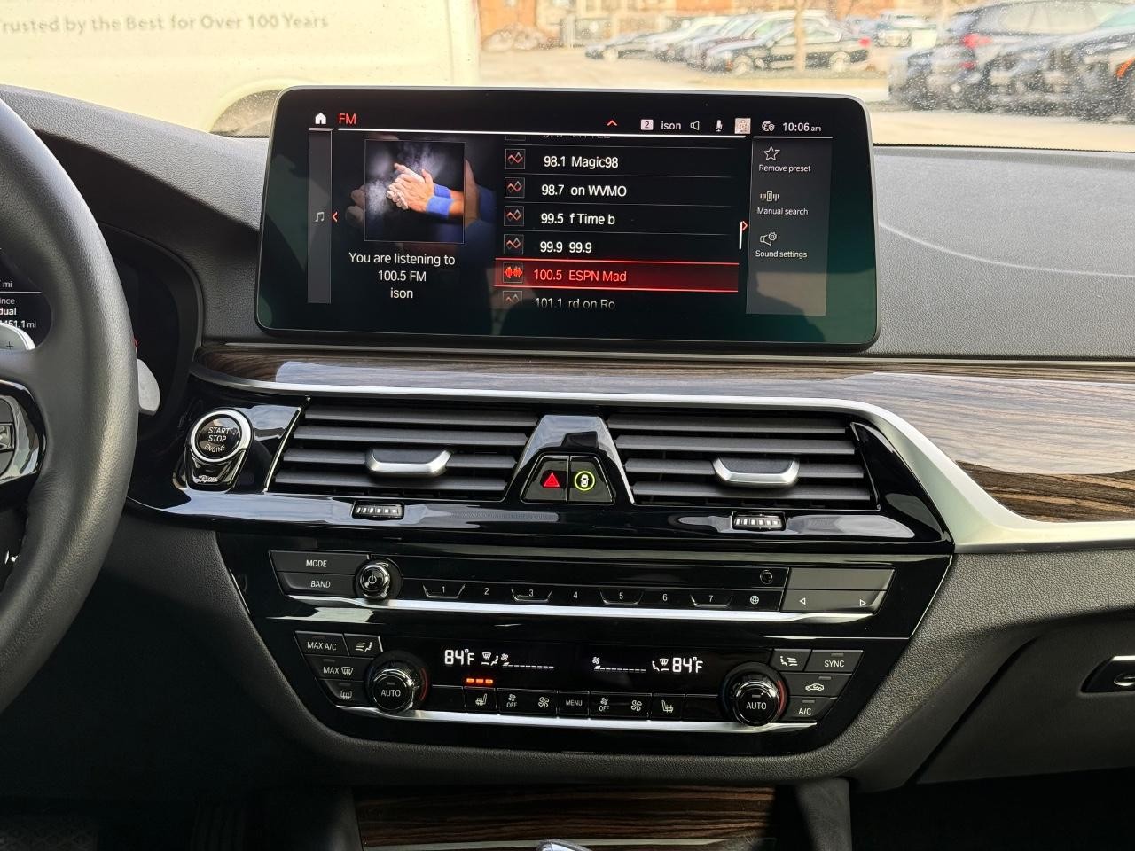 BMW 5 Series Vehicle Full-screen Gallery Image 12