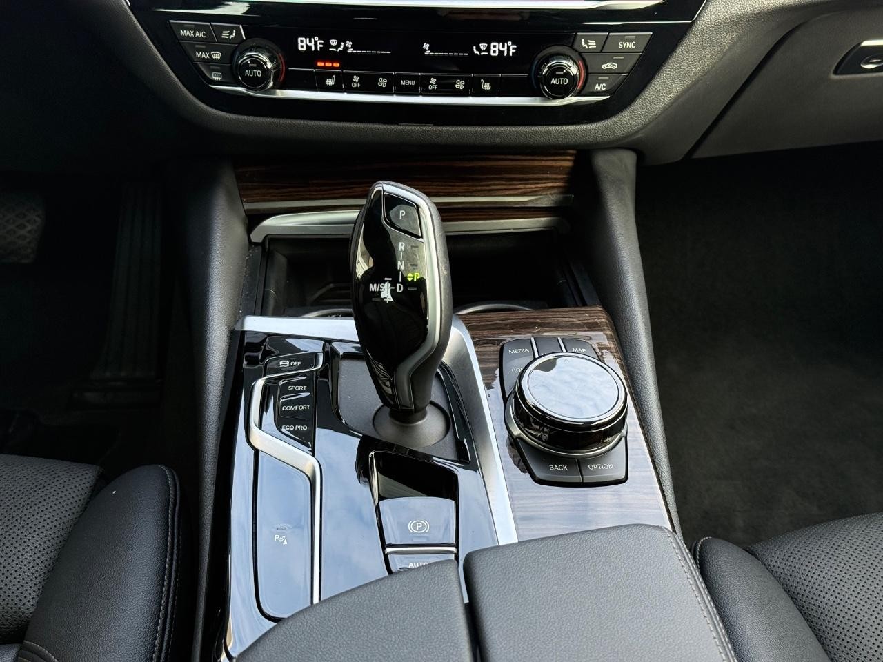 BMW 5 Series Vehicle Full-screen Gallery Image 13