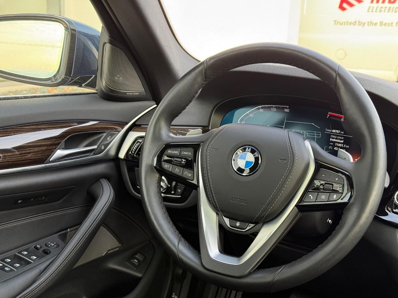 BMW 5 Series Vehicle Full-screen Gallery Image 14