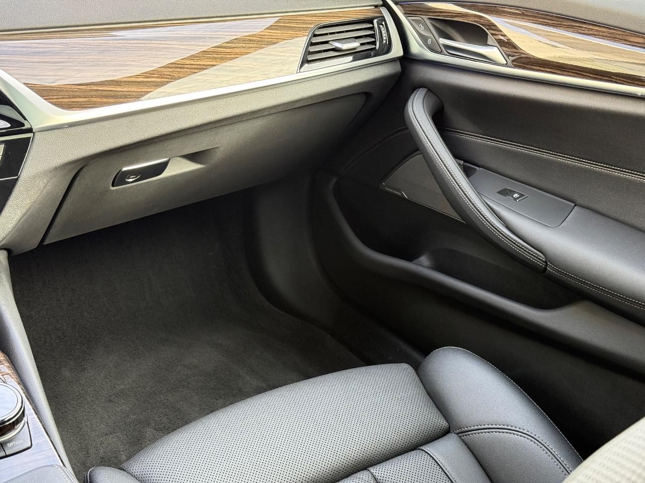 BMW 5 Series Vehicle Full-screen Gallery Image 15