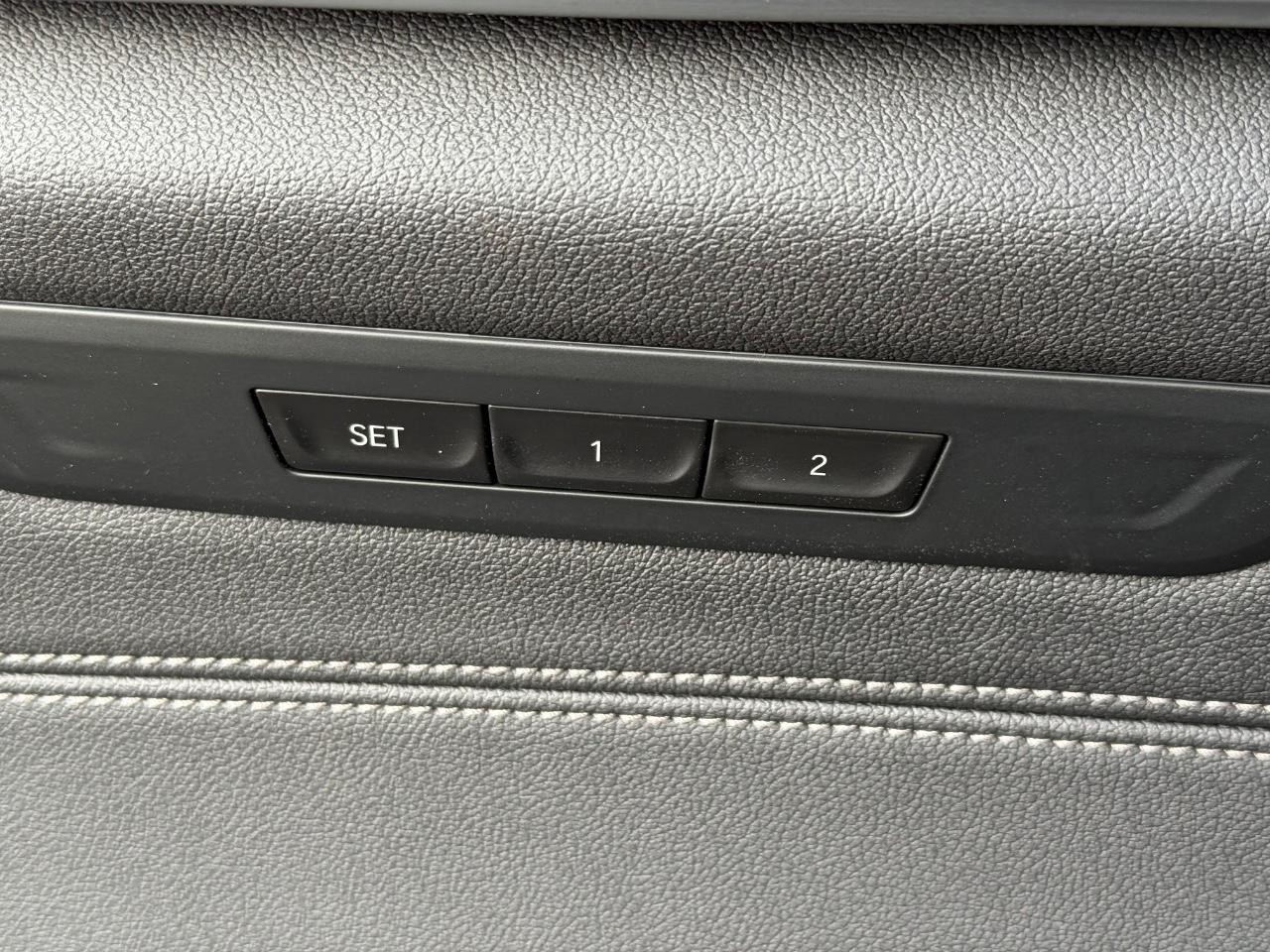 BMW 5 Series Vehicle Full-screen Gallery Image 16