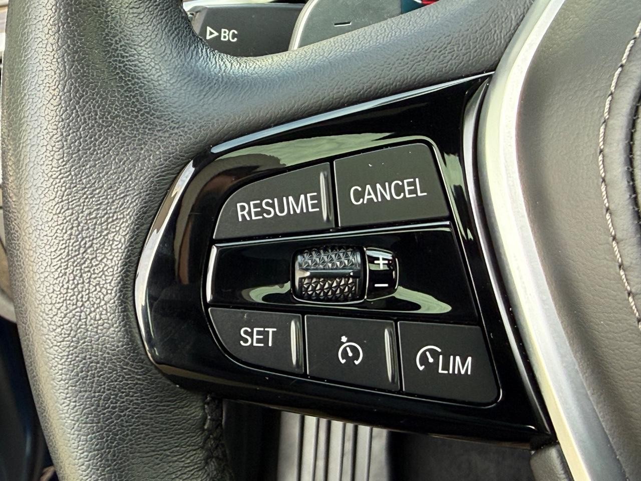 BMW 5 Series Vehicle Full-screen Gallery Image 17