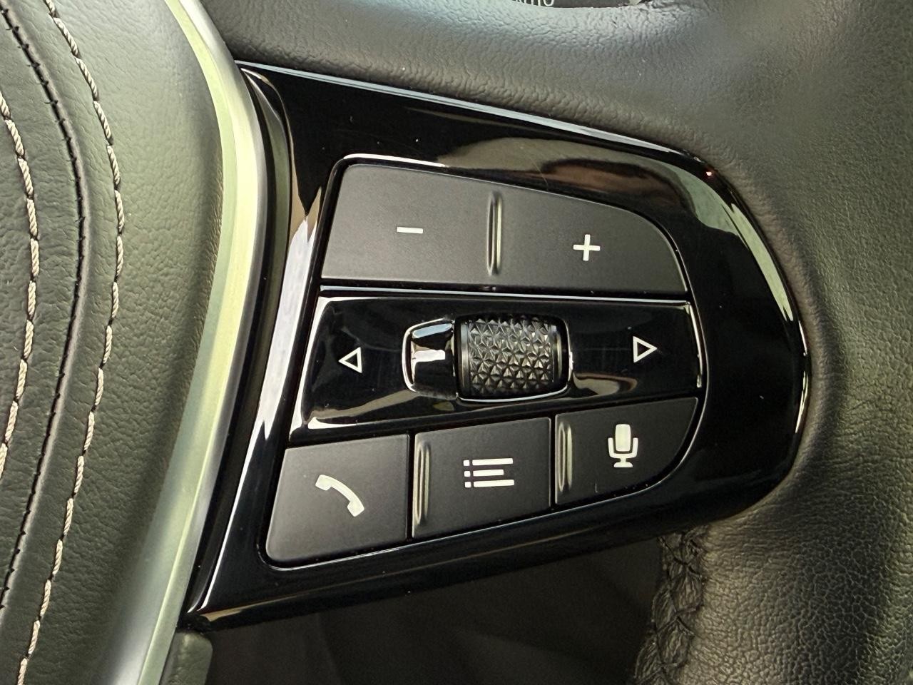 BMW 5 Series Vehicle Full-screen Gallery Image 18