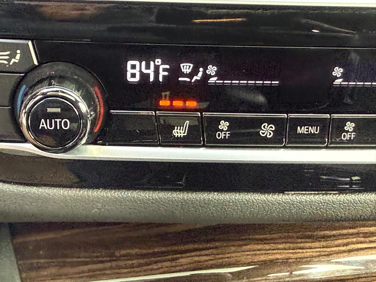 BMW 5 Series Vehicle Full-screen Gallery Image 21