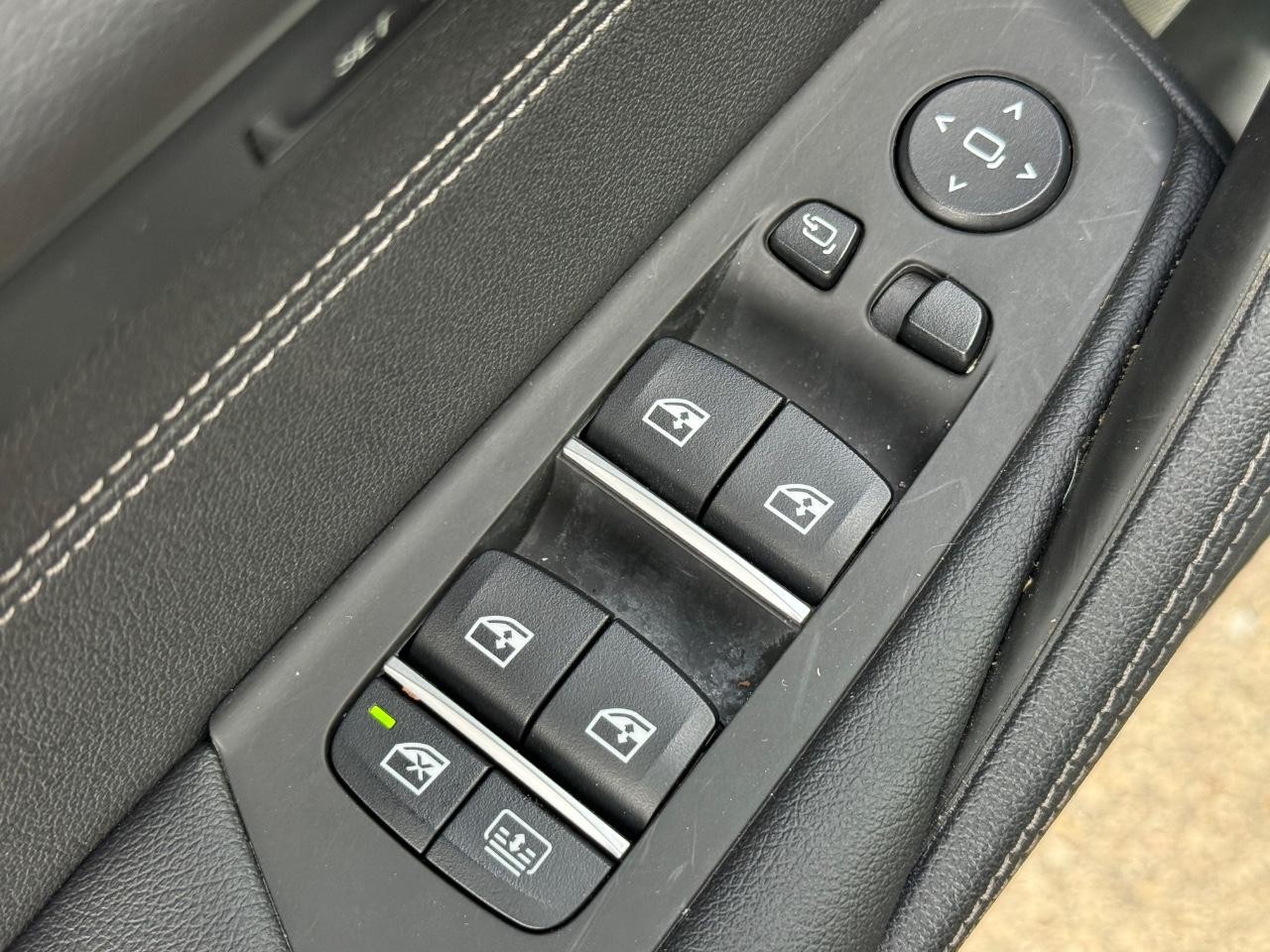 BMW 5 Series Vehicle Full-screen Gallery Image 23