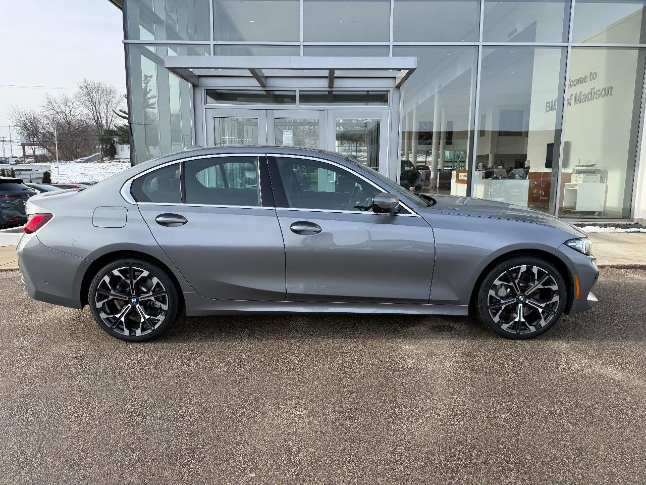 BMW 3 Series Vehicle Full-screen Gallery Image 02